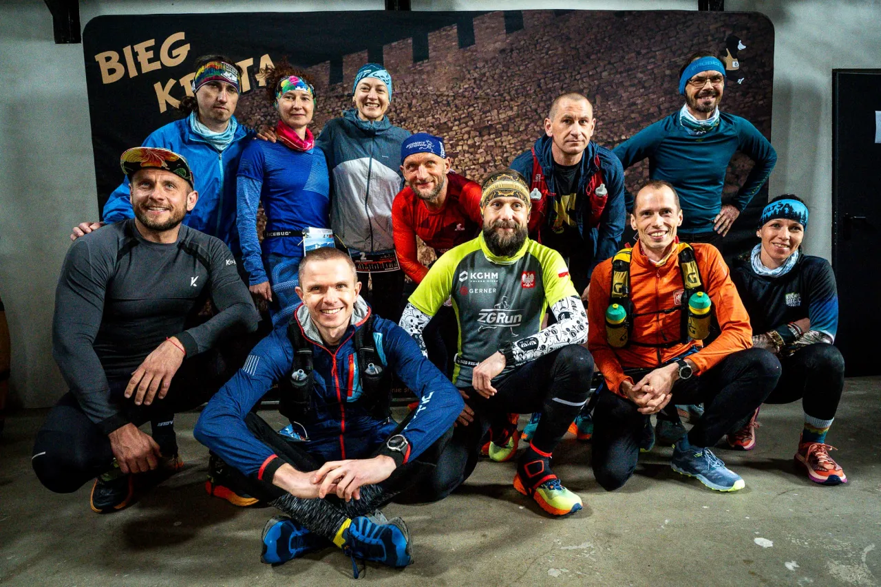 osoba stawiająca małe kroki w górę, symbol postępu