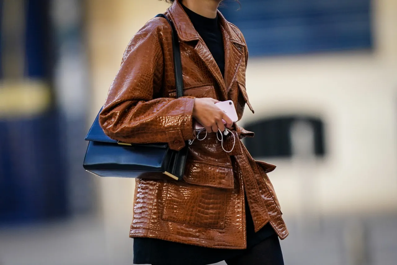 Stylizacje z brązową kurtką damską