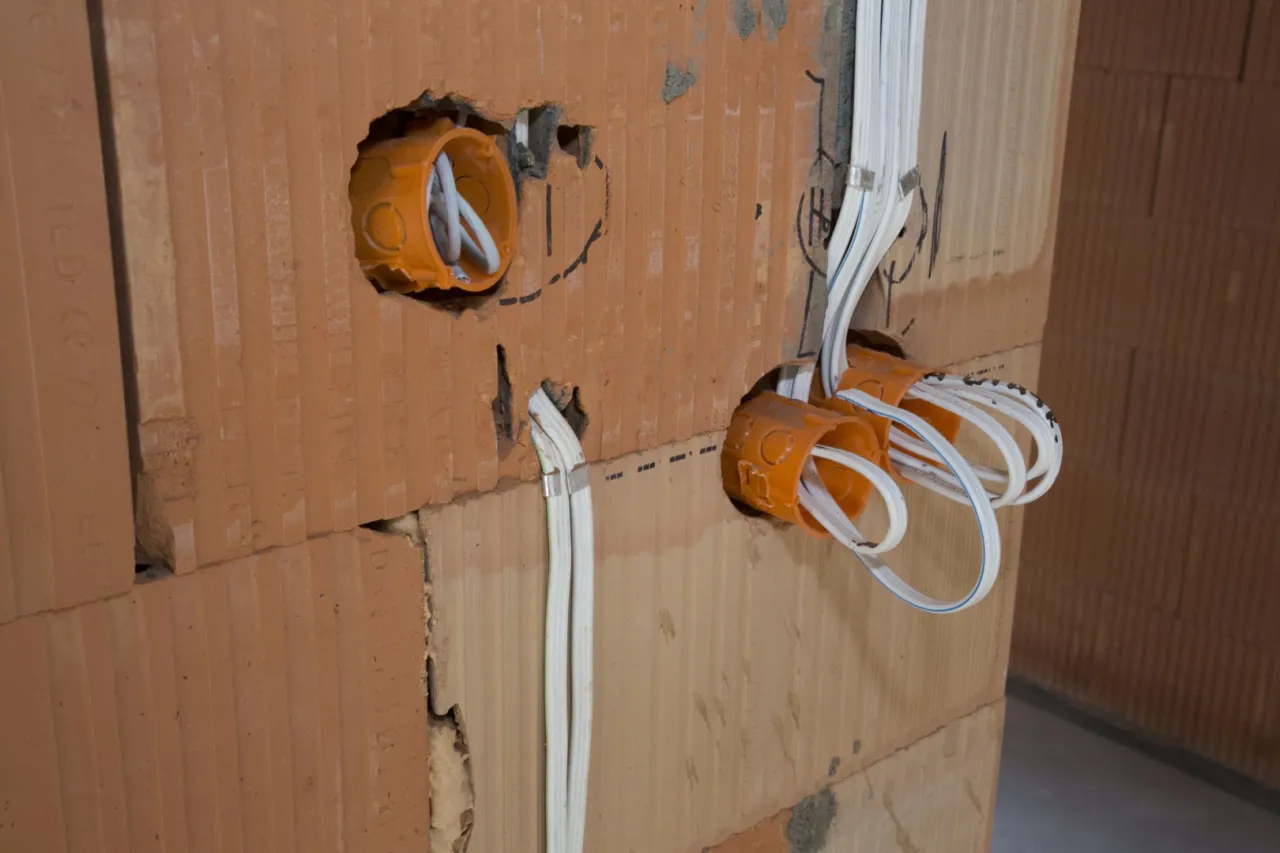 kosztorys wymiany instalacji elektrycznej w mieszkaniu infografika