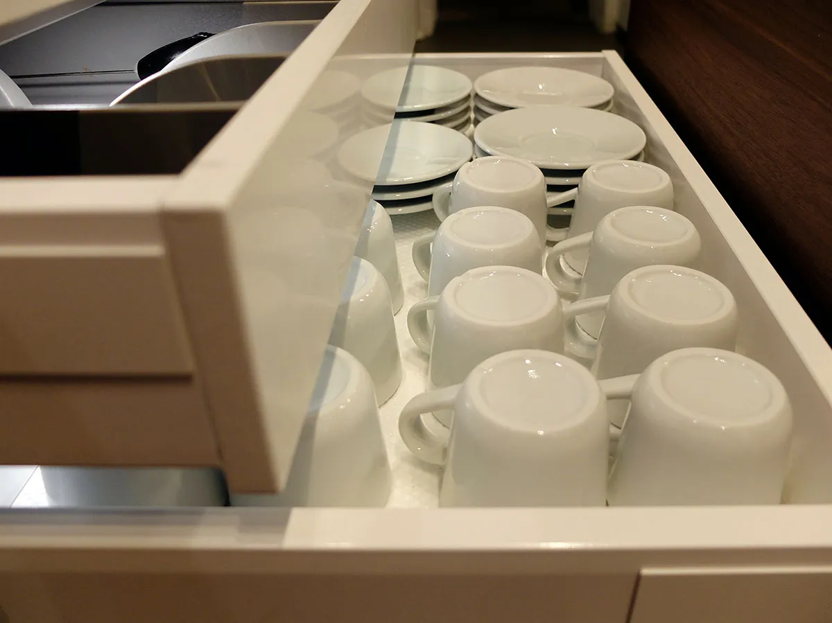 przechowywanie szklanek w kuchni