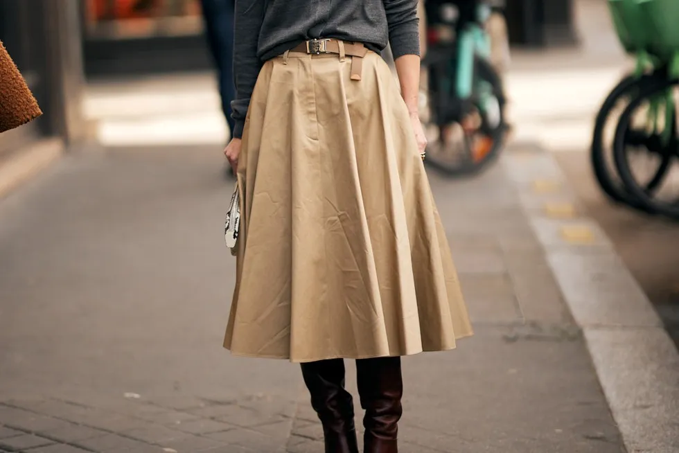 Beżowa sp&oacute;dnica stylizacje na r&oacute;żne okazje