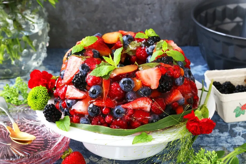 galaretka z idealnie rozłożonymi owocami w szklanym naczyniu