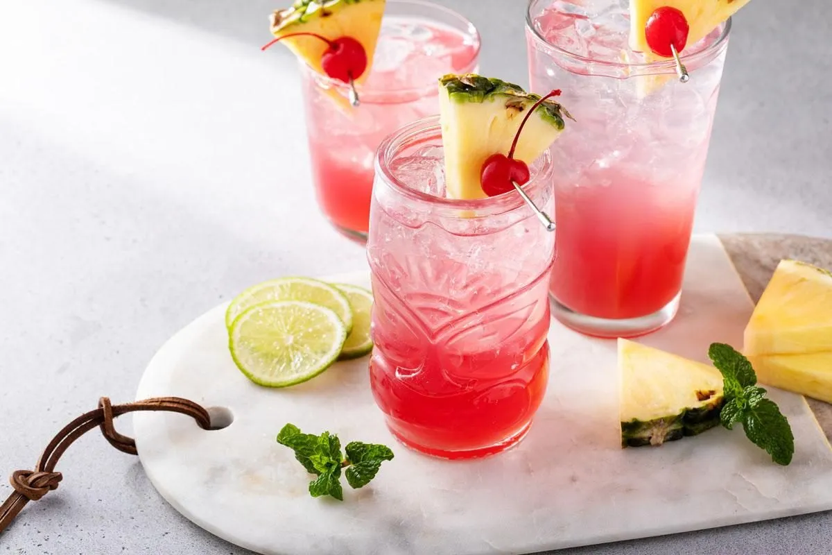 kolorowe drinki z różowym ginem i świeżymi owocami