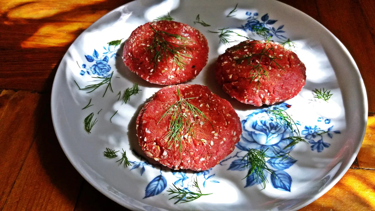 kotlety buraczane na talerzu