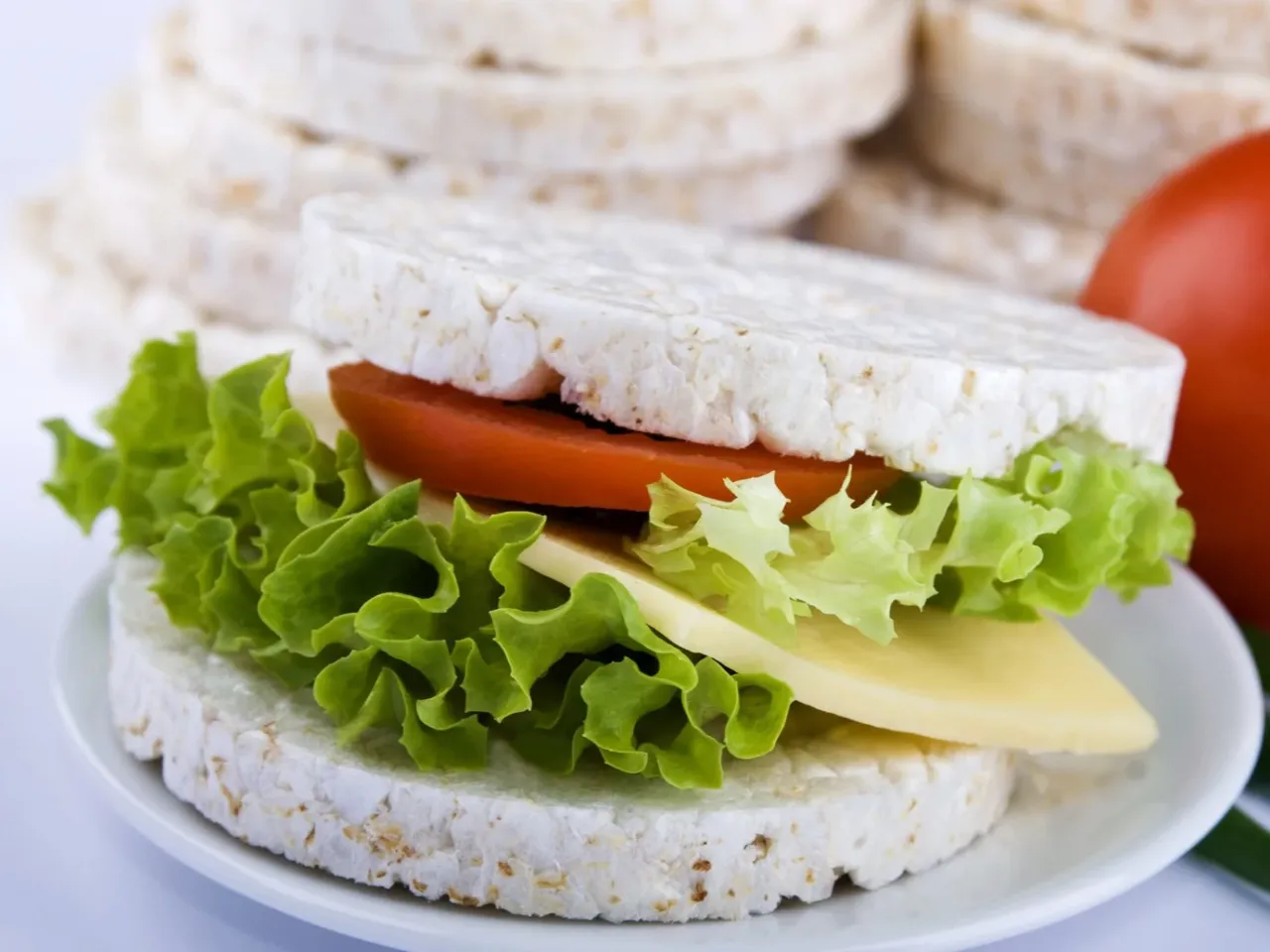 Kanapka z wafli ryżowych z serem, sałatą i pomidorem &ndash; idealne co zamiast chleba na diecie.