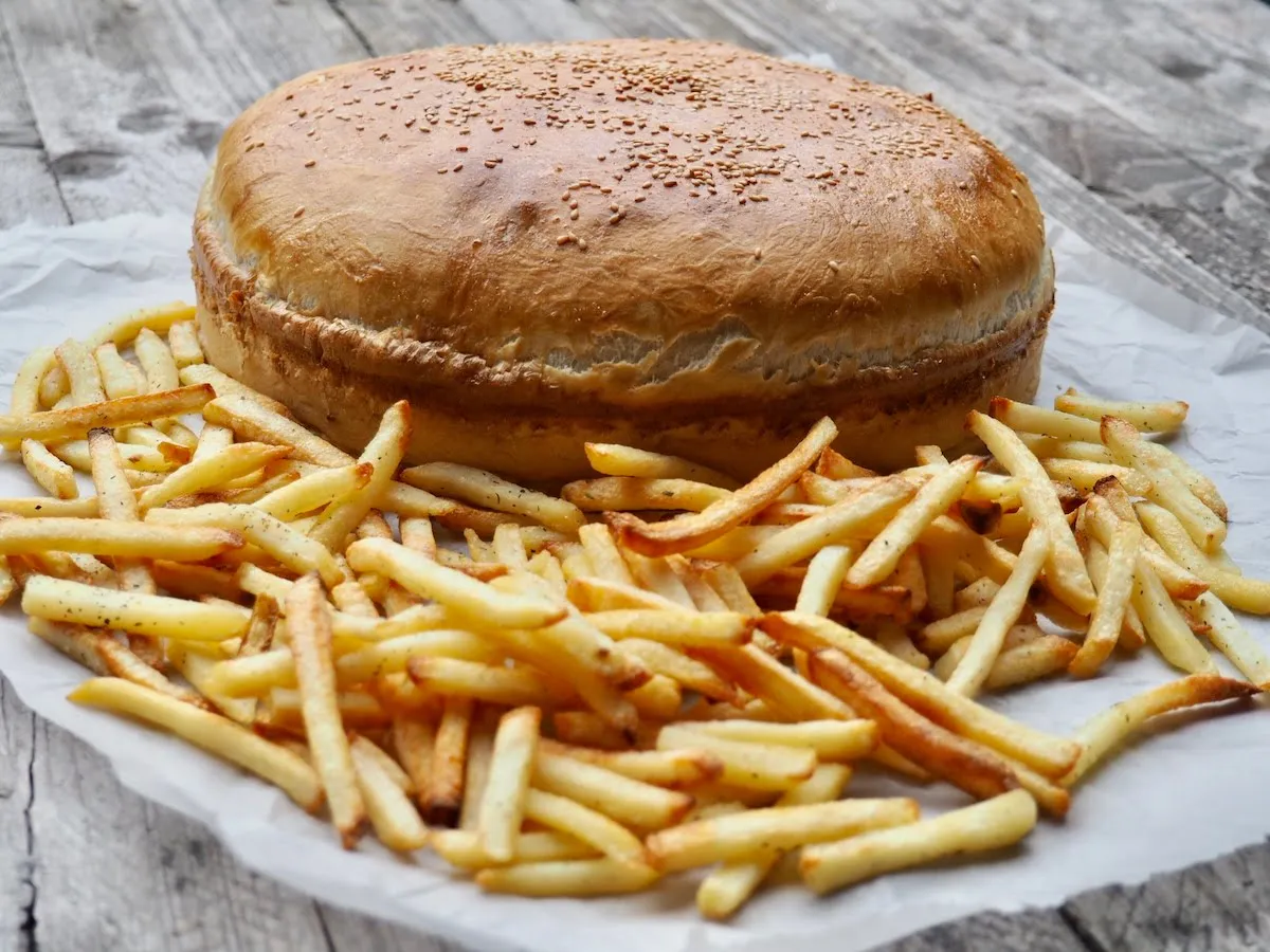 Odgrzewany hamburger w piekarniku przed i po