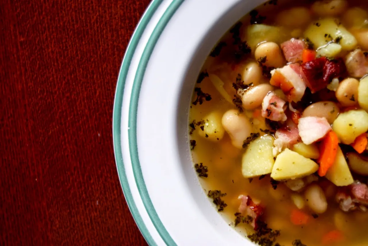 tradycyjna zupa fasolowa na wędzonce