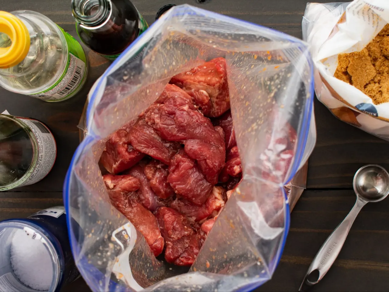 marynowanie wołowiny, obsmażanie mięsa, odpoczywanie mięsa po pieczeniu