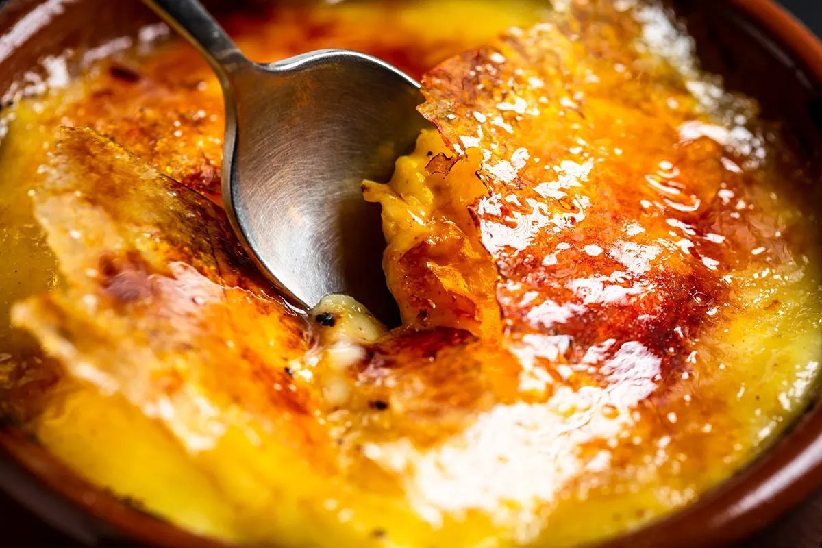 Krem brulee z chrupiącą, karmelizowaną sk&oacute;rką. Pyszny deser, kt&oacute;ry warto przywieźć z Hiszpanii, choć najlepiej smakuje na miejscu!