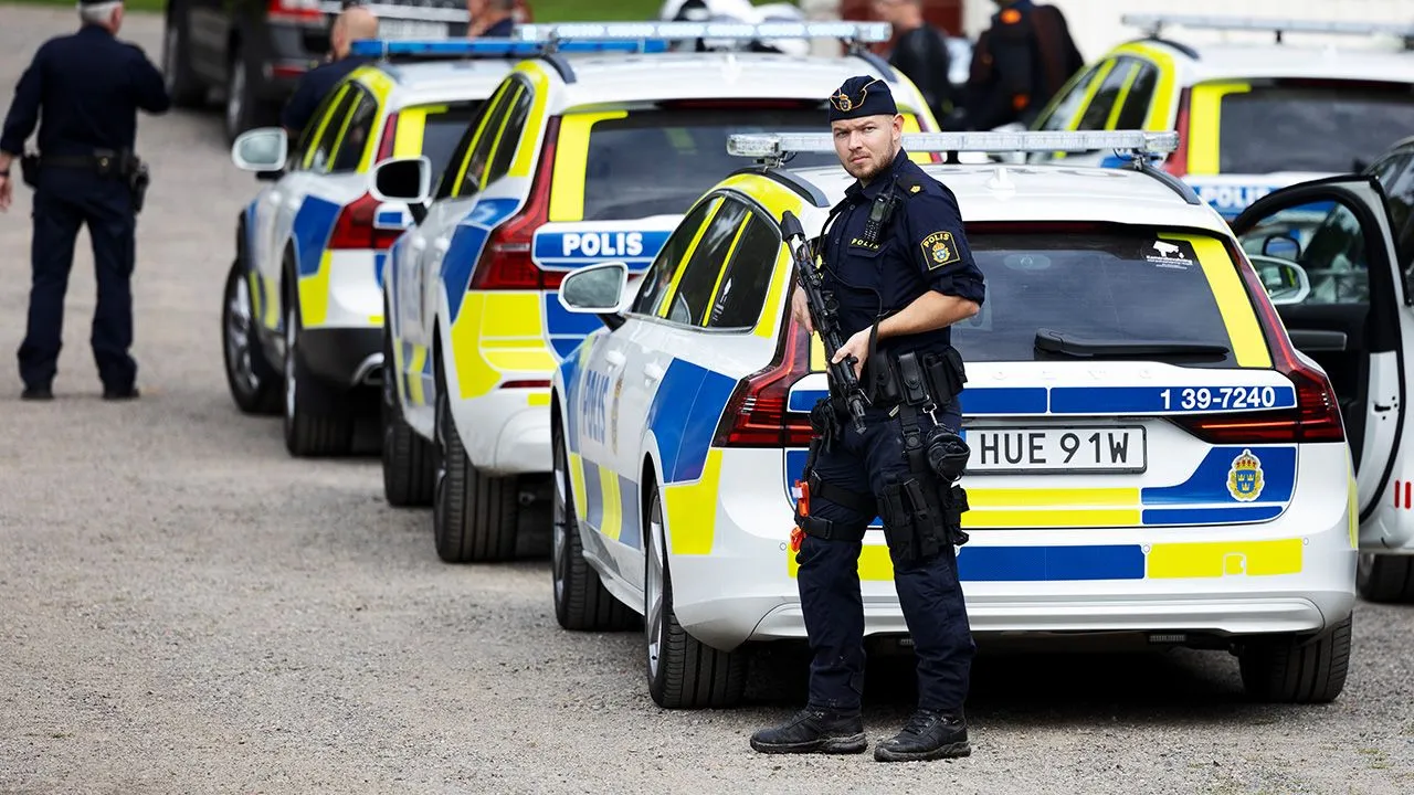 szwedzki policjant lub radiow&oacute;z w centrum Sztokholmu