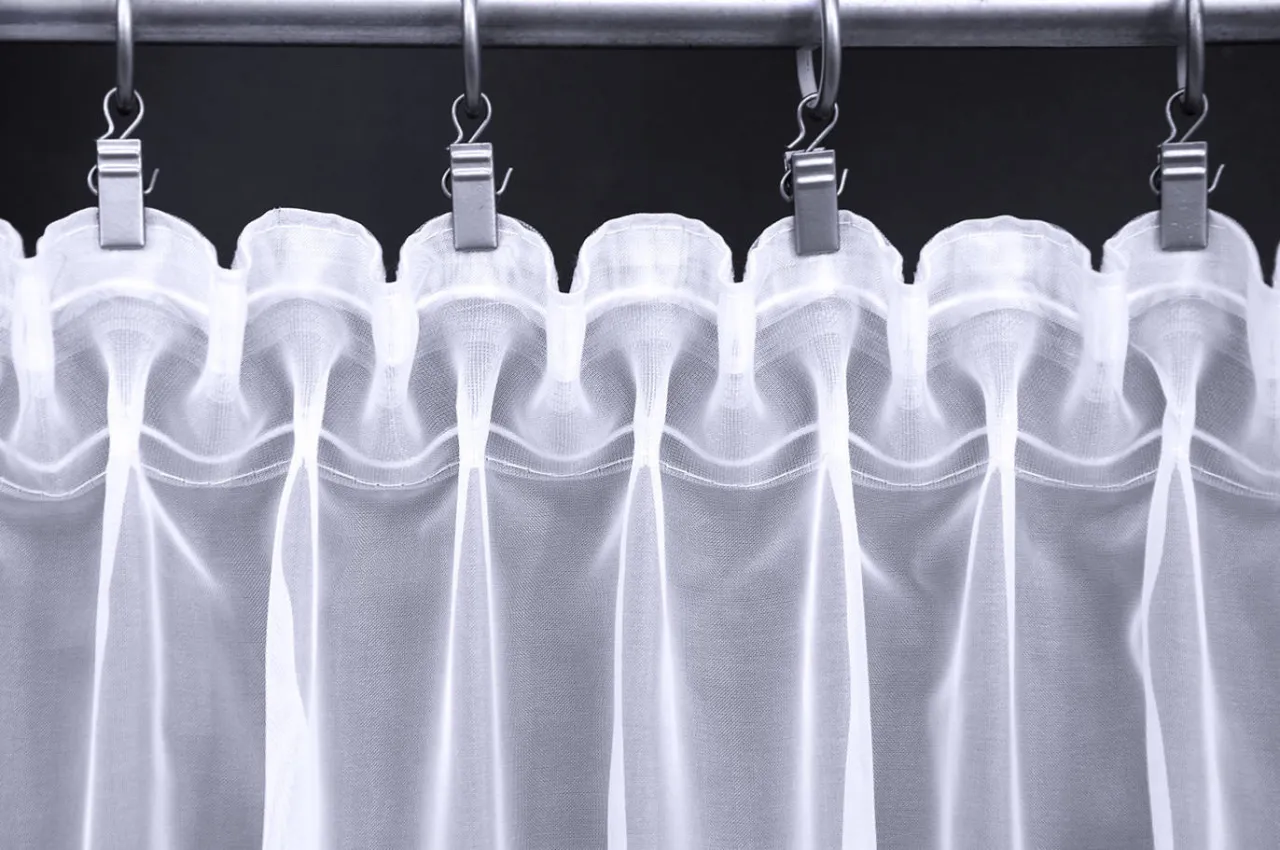 Biała, marszczona taśma do firan z klipsami, pokazująca r&oacute;żne rodzaje upięć.