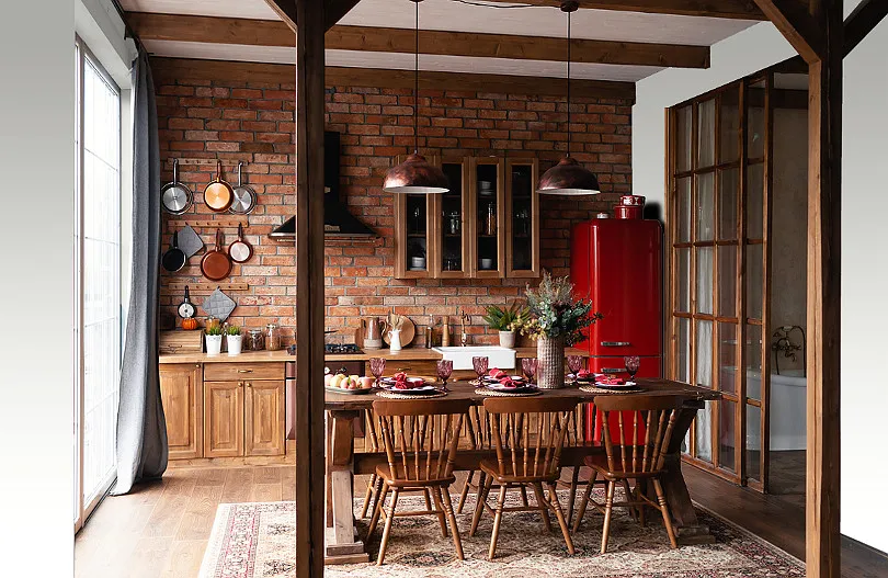 Czerwona kuchnia z cegłą na ścianie, czerwona kuchnia z betonem architektonicznym, czerwona kuchnia z drewnem na ścianie