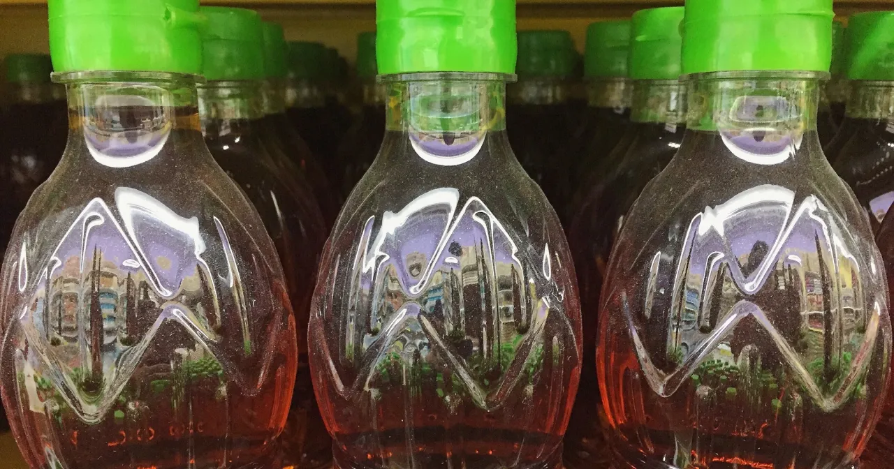 Butelki z zielonymi nakrętkami, w środku bursztynowy płyn. Sos rybny do czego? Do azjatyckich dań, marynat i sos&oacute;w.