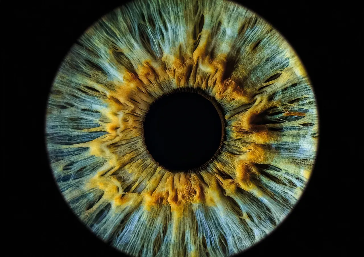 sprzęt do fotografii tęcz&oacute;wki lub osoba podczas sesji tęcz&oacute;wki