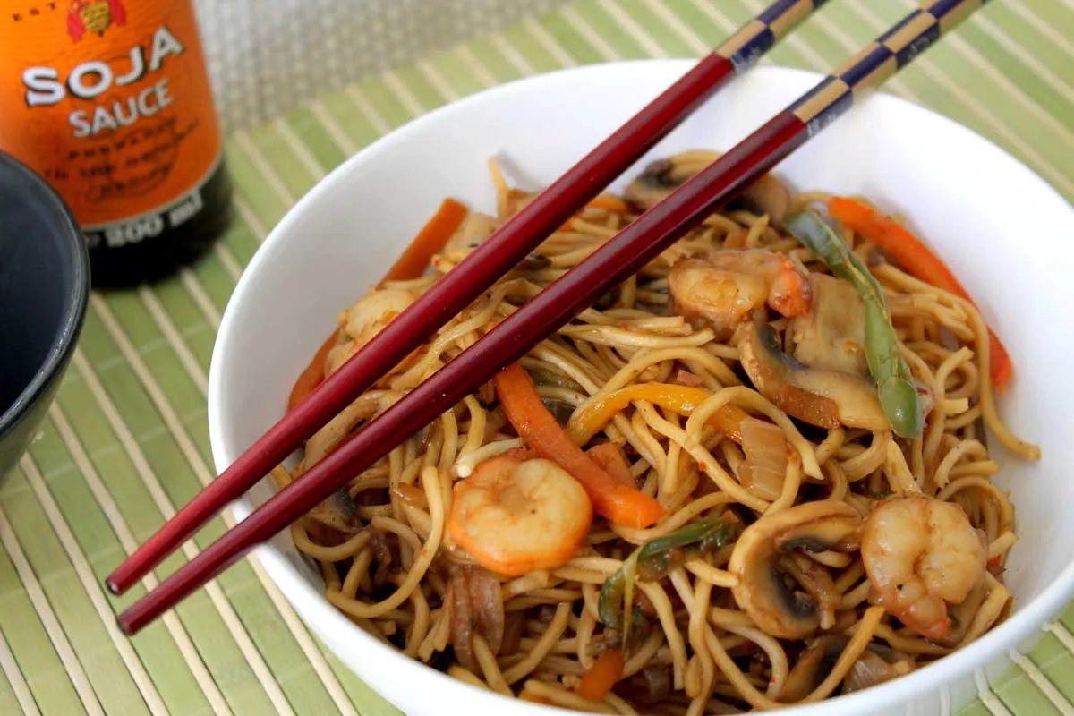 Zdjęcie Recetas irresistibles de fideos chinos fritos con gambas para disfrutar