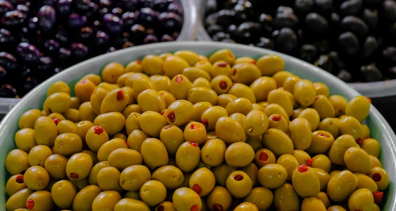 Zdjęcie Czy pies może jeść oliwki? Sprawdź, co musisz wiedzieć przed podaniem