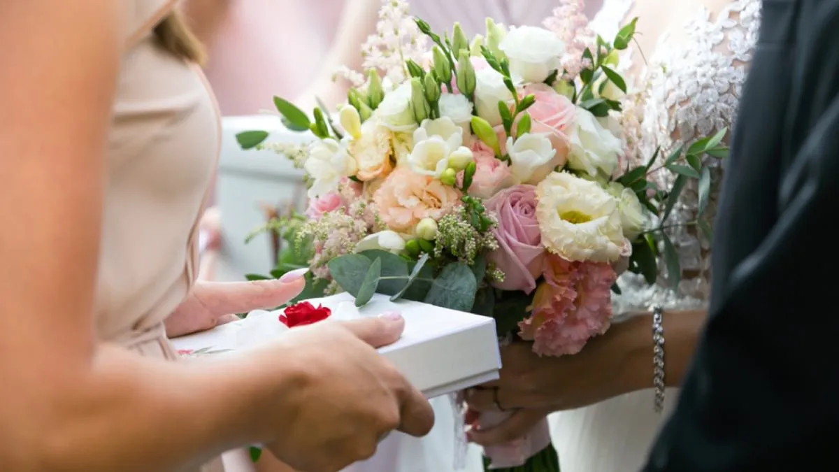 Para młoda przyjmująca życzenia i prezenty po ceremonii ślubnej