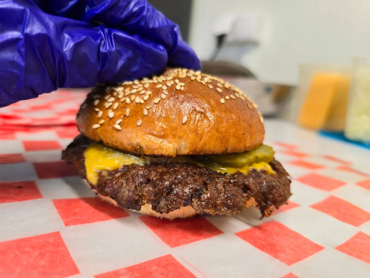 r&oacute;żne techniki smażenia burger&oacute;w