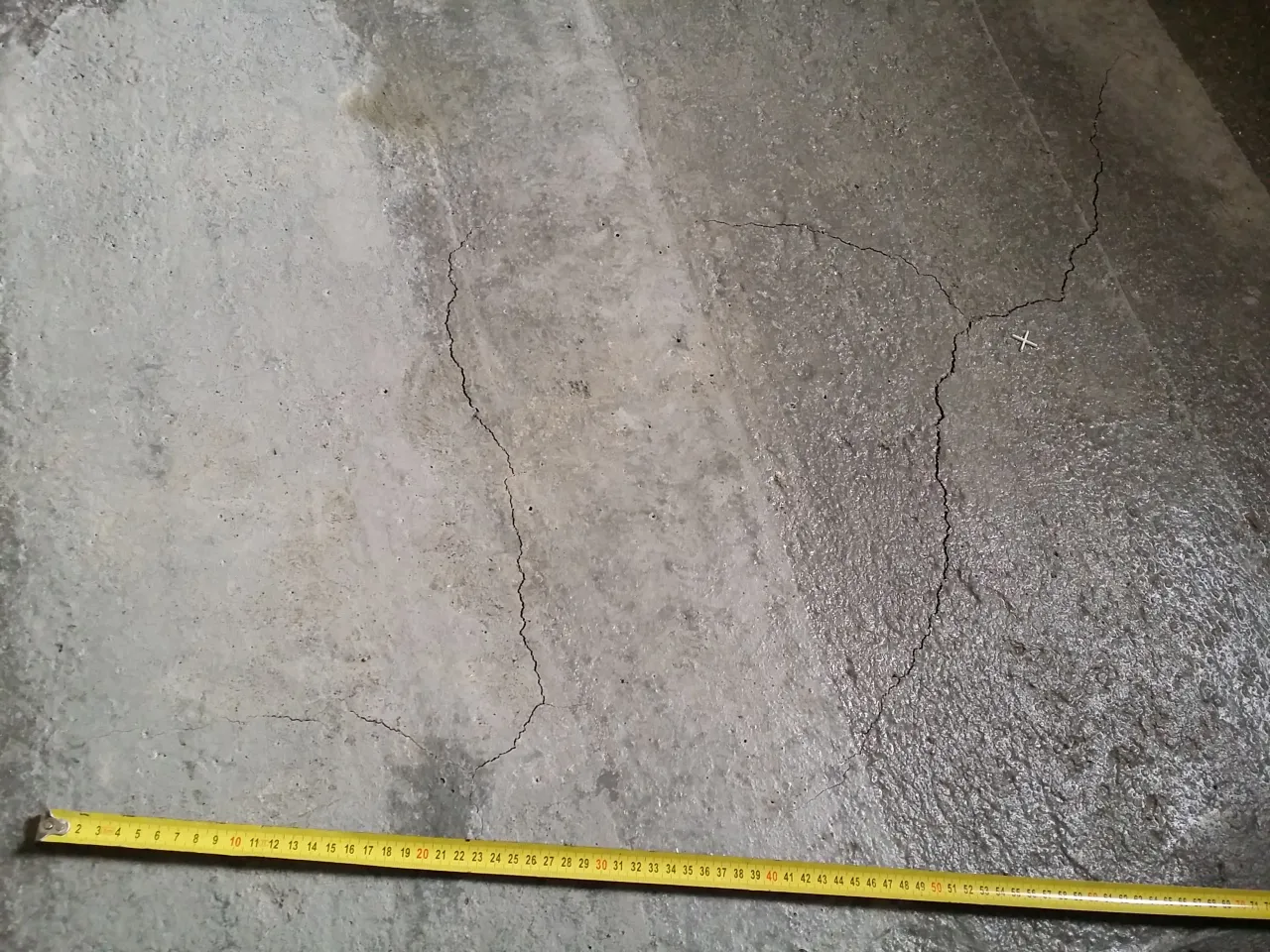 Uszkodzony taras pęknięcia przecieki