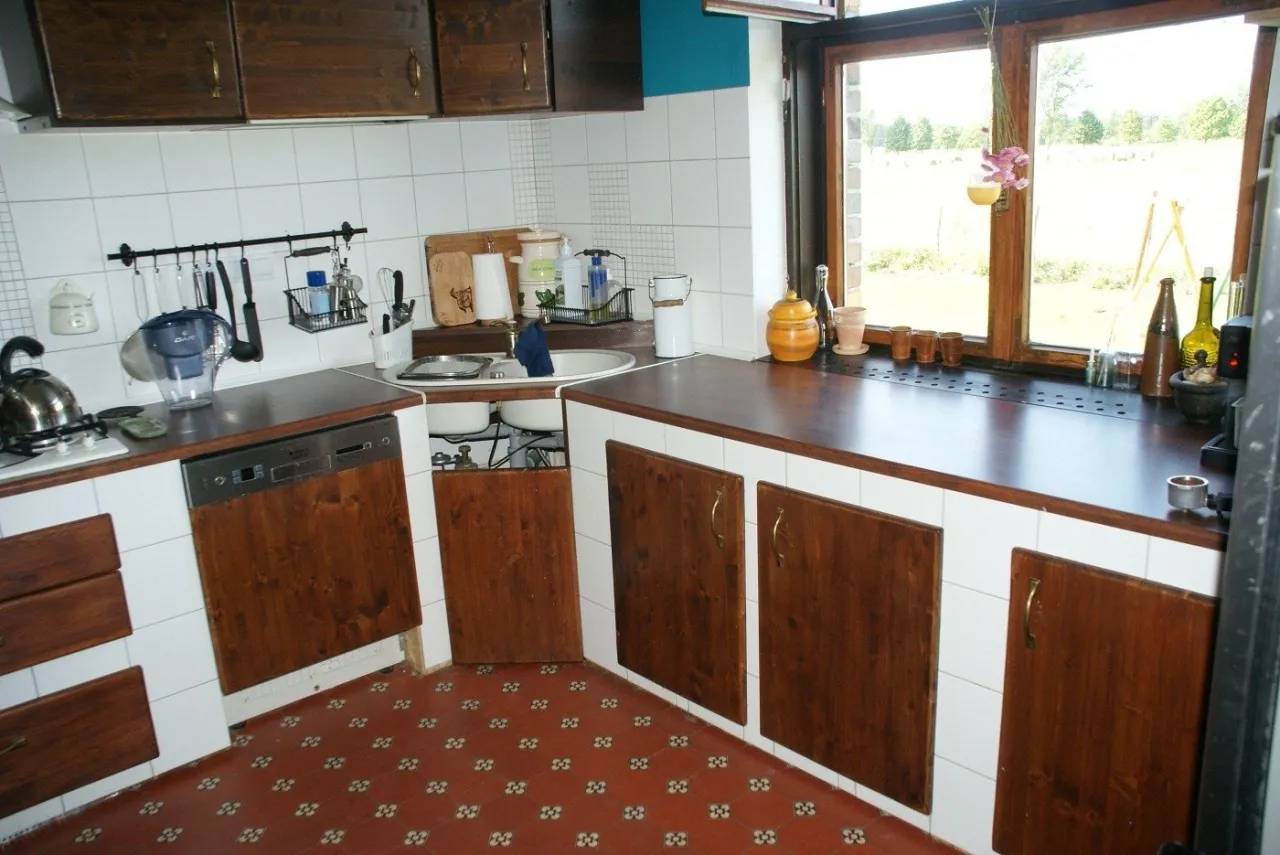 Szafki kuchenne na wylewce lub płytkach