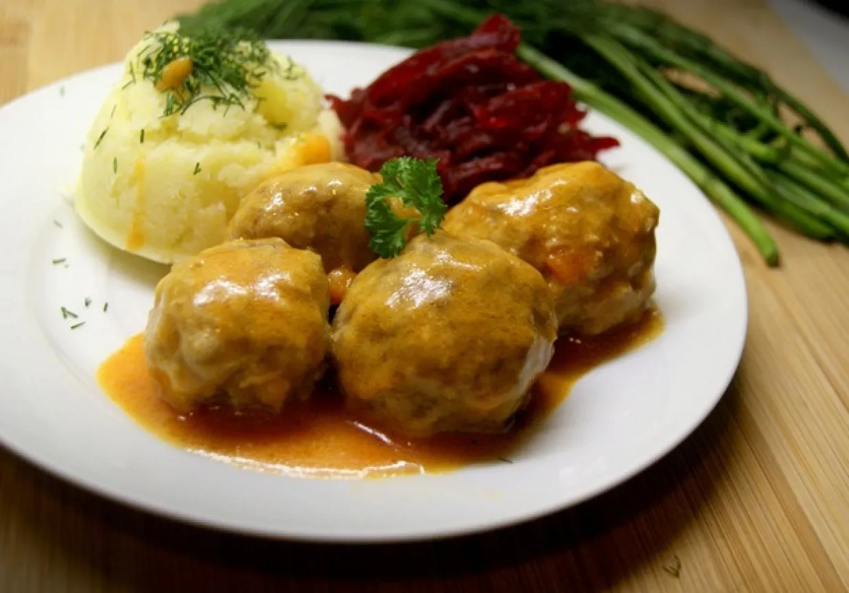 Pulpety w sosie pomidorowym z ziemniakami puree i surówką