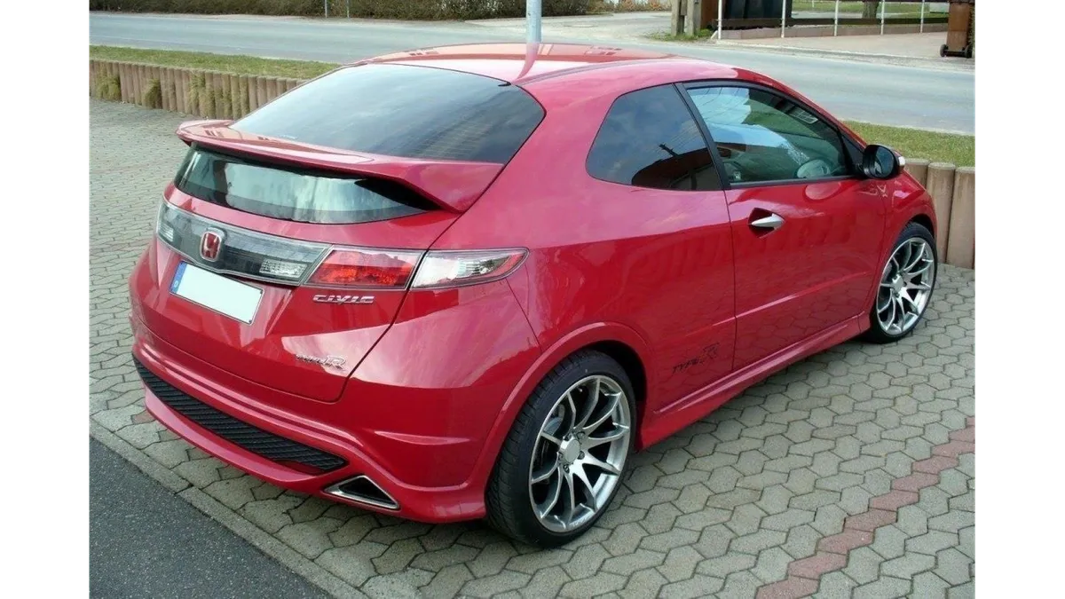 Honda Civic VIII UFO ze spoilerem