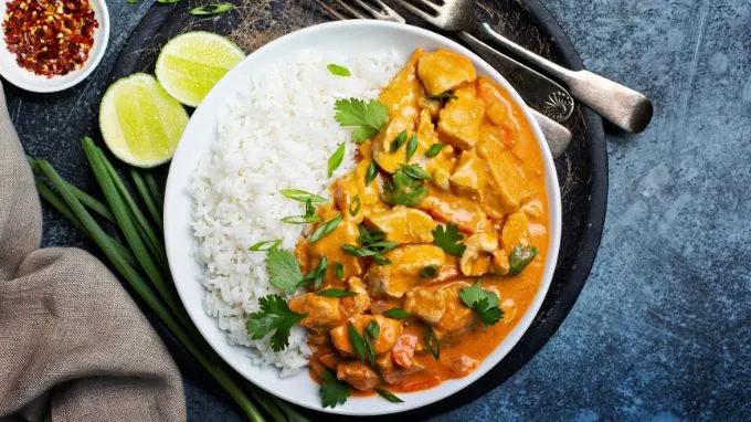 różne rodzaje curry danie przyprawa liście