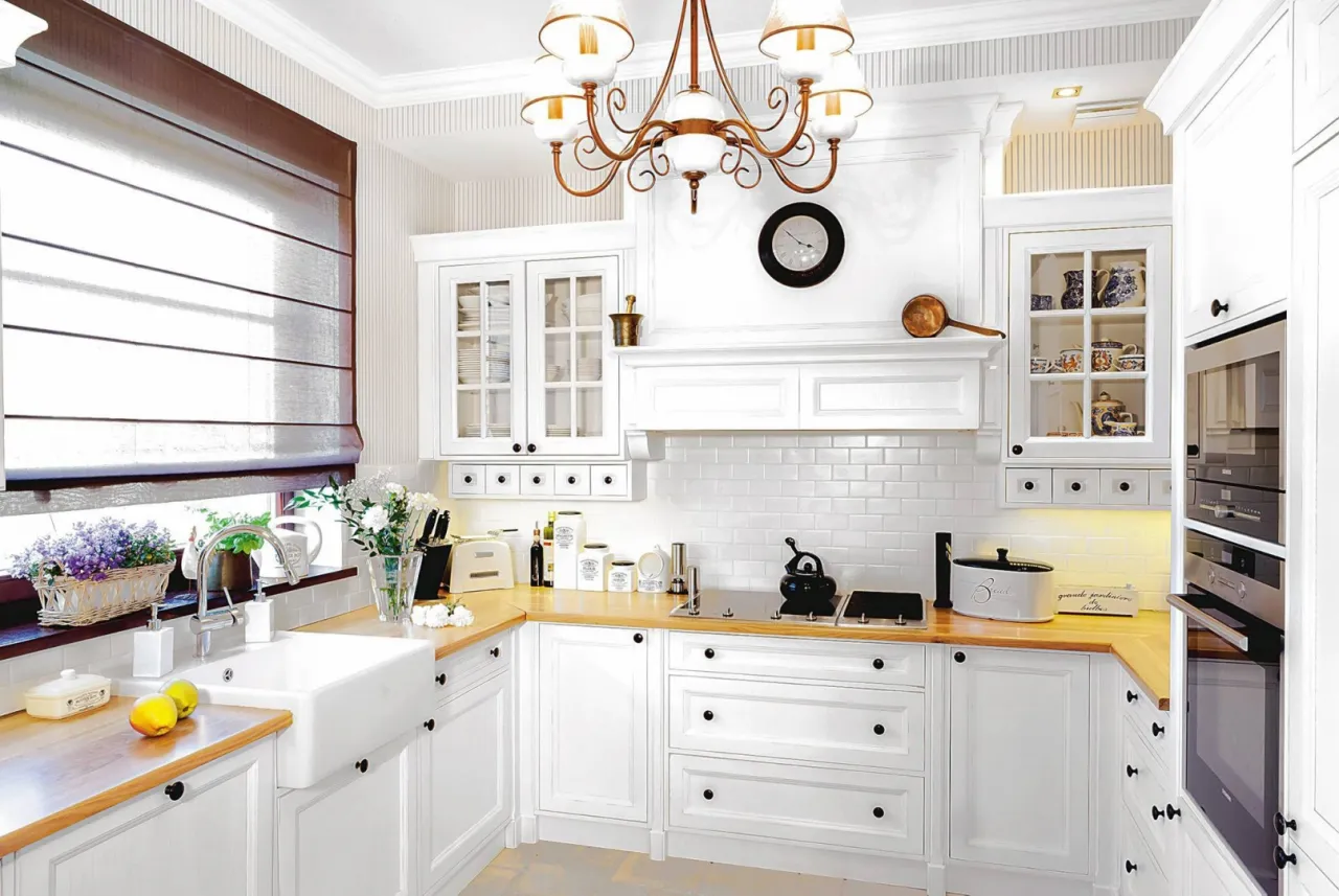 białe fronty kuchenne z różnymi uchwytami kolorowymi