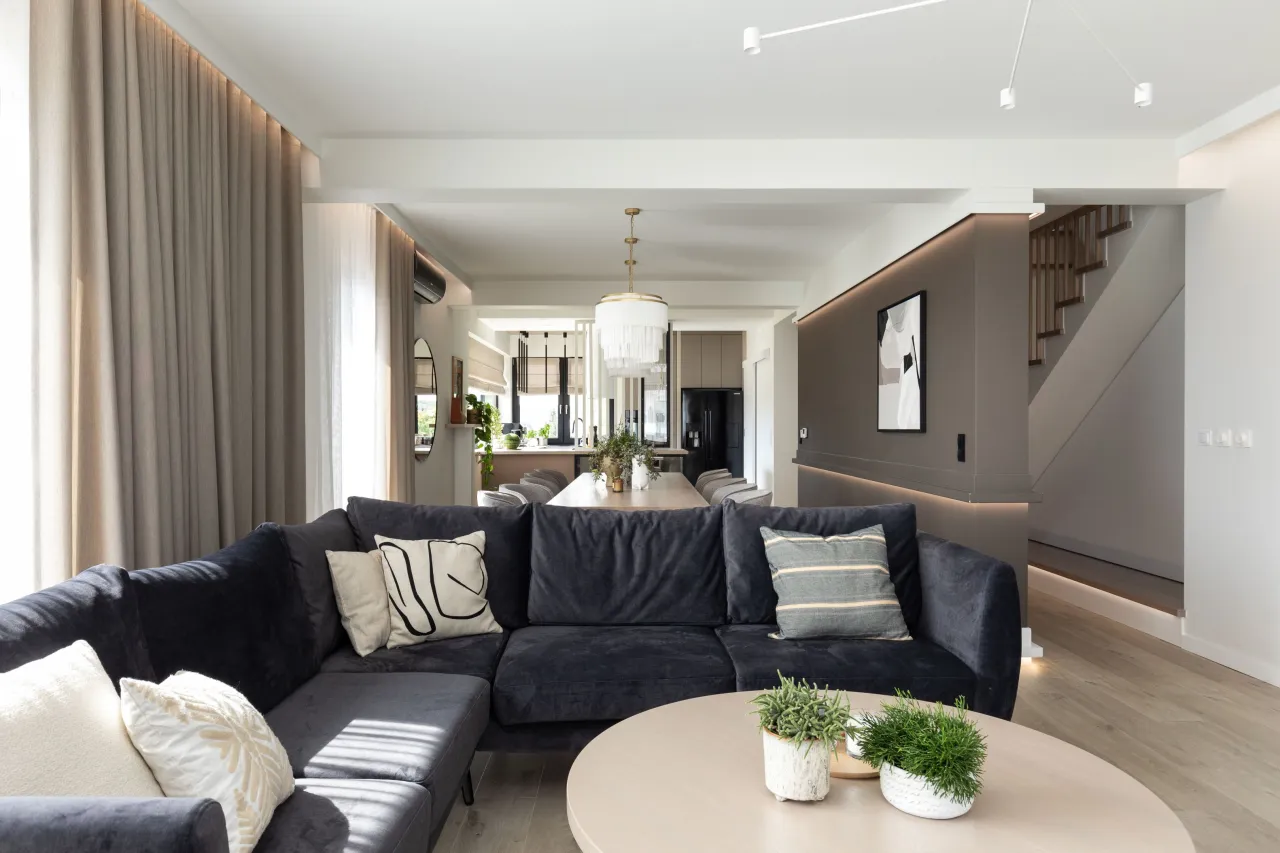 Nowoczesny salon z elegancko pomalowanymi ścianami