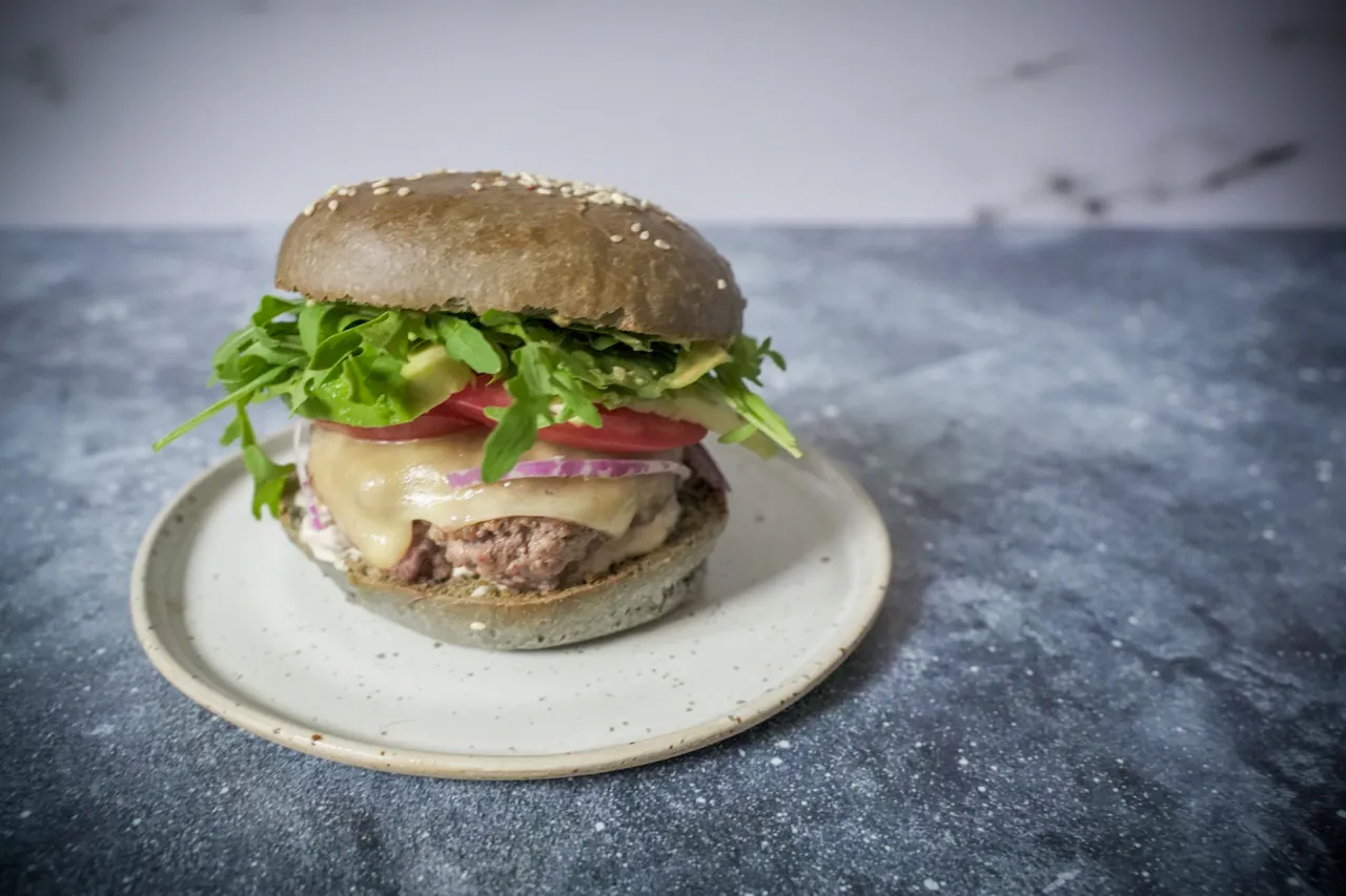 przekrojone bułki hamburgerowe na blasze