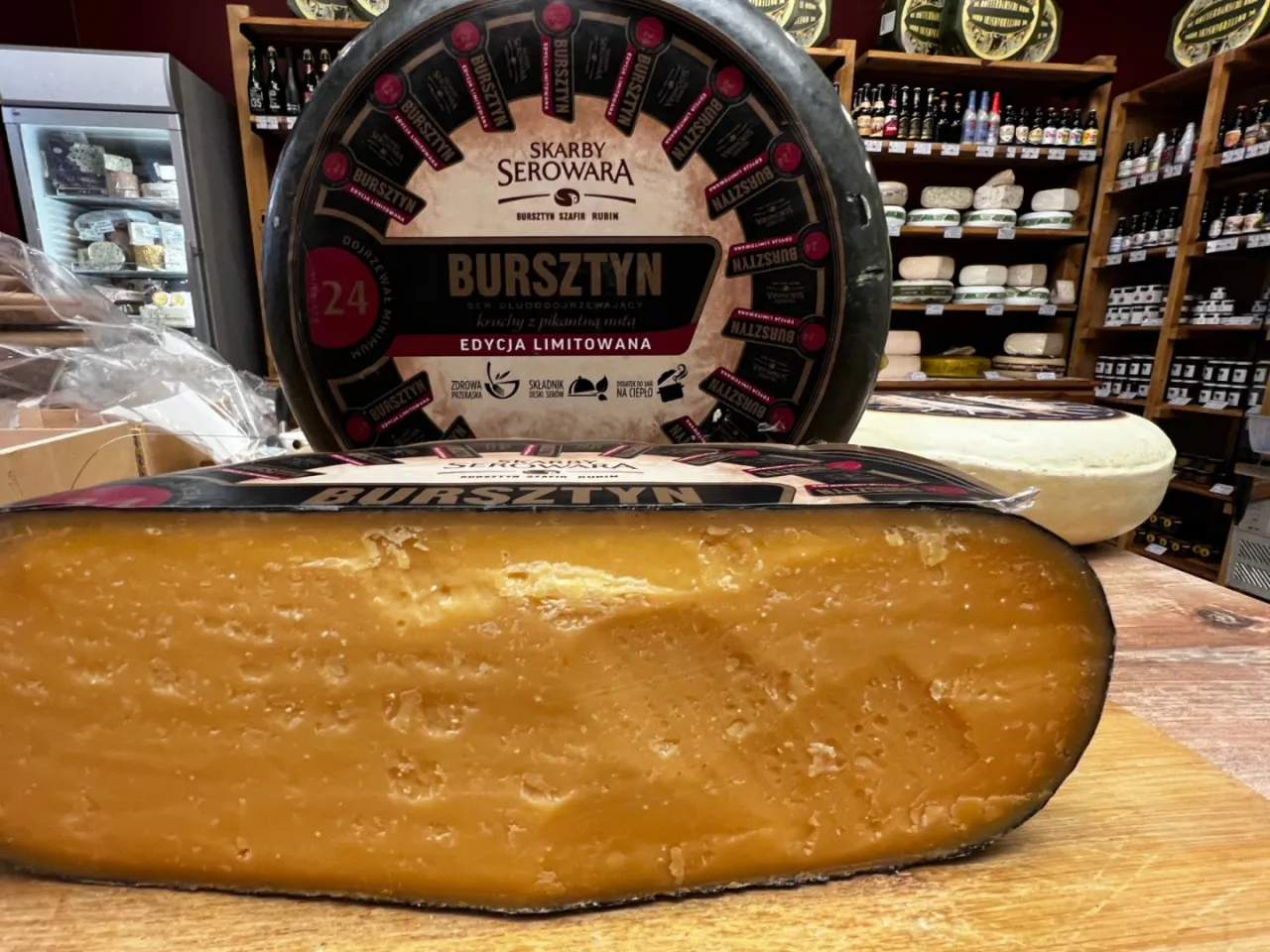 Bursztyn - polski odpowiednik parmezanu, dojrzewający ser o kruchym, pikantnym smaku. Edycja limitowana.