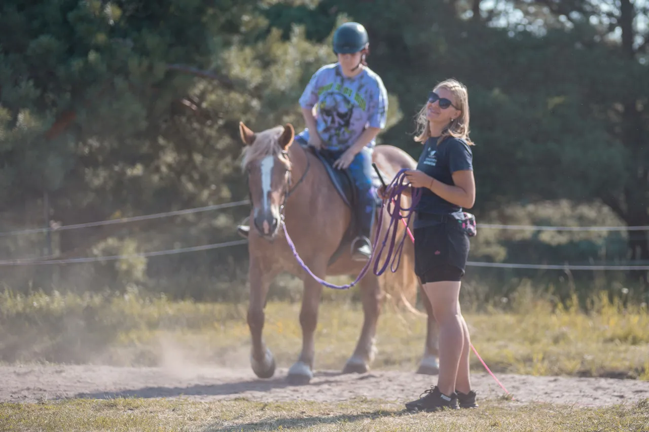 początkujący jeździec na lonży, nauka jazdy konnej