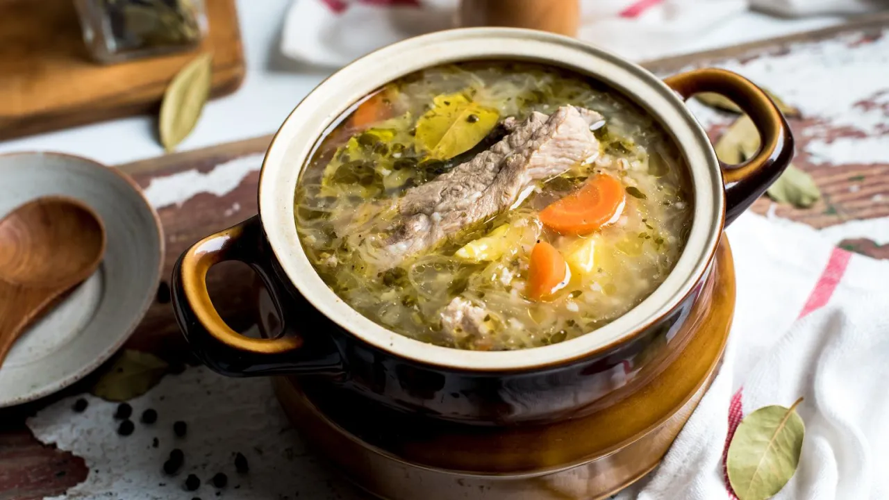 Zupa z wędzonych żeberek z kapustą i marchewką. Idealny pomysł, co ugotować z wędzonych żeberek, gdy chcesz sycącego obiadu.