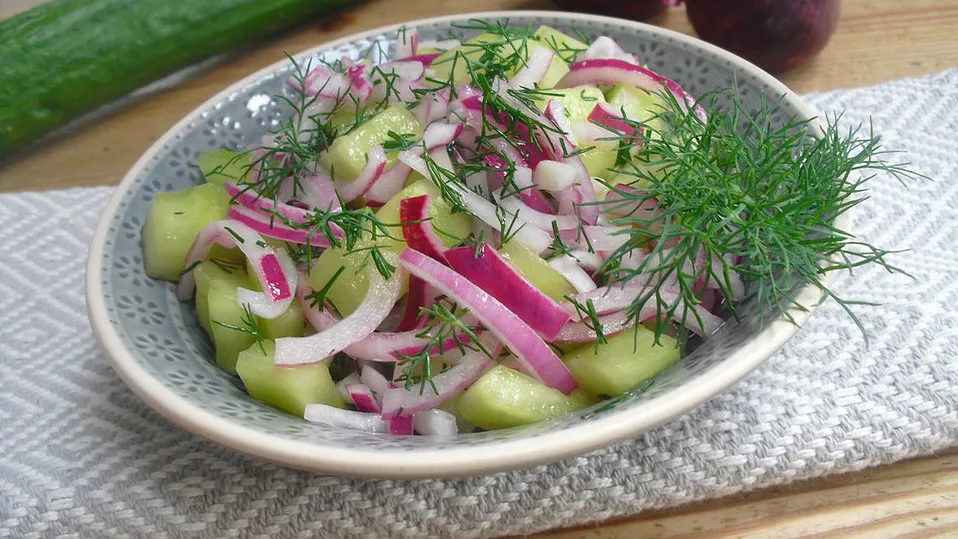 Gurkensalat Variationen mit roten Zwiebeln und Schmand