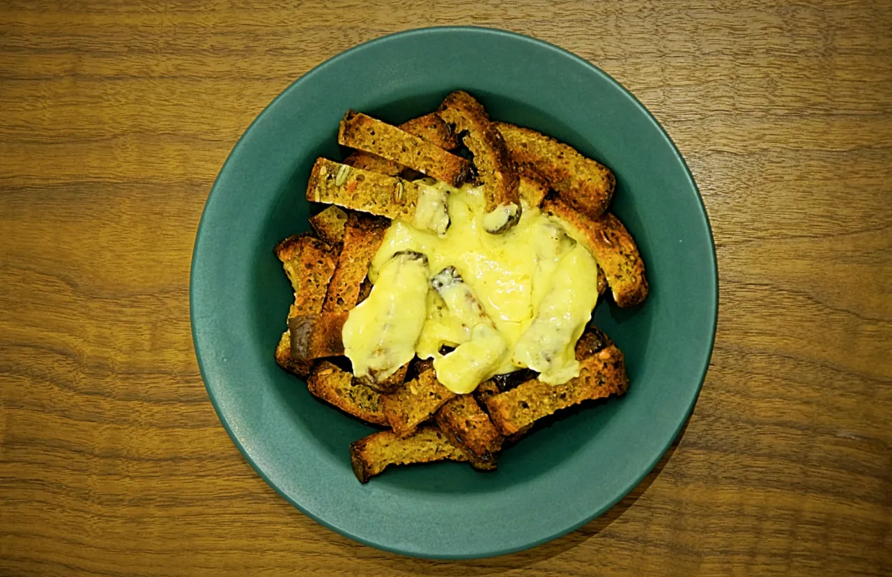 Kepta duona z sosem serowym