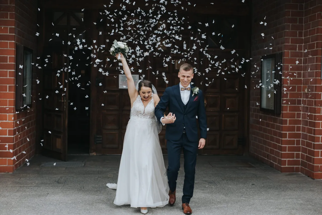 konfetti ślubne para młoda wychodzi z kościoła