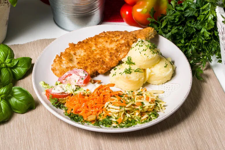 surówka do ryby na talerzu