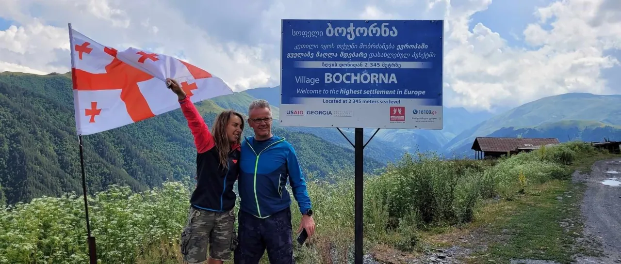 Para w Bochorne, najwyżej położonej osadzie w Europie, z gruzińską flagą. Gruzja jest bezpieczna dla podr&oacute;żnych.