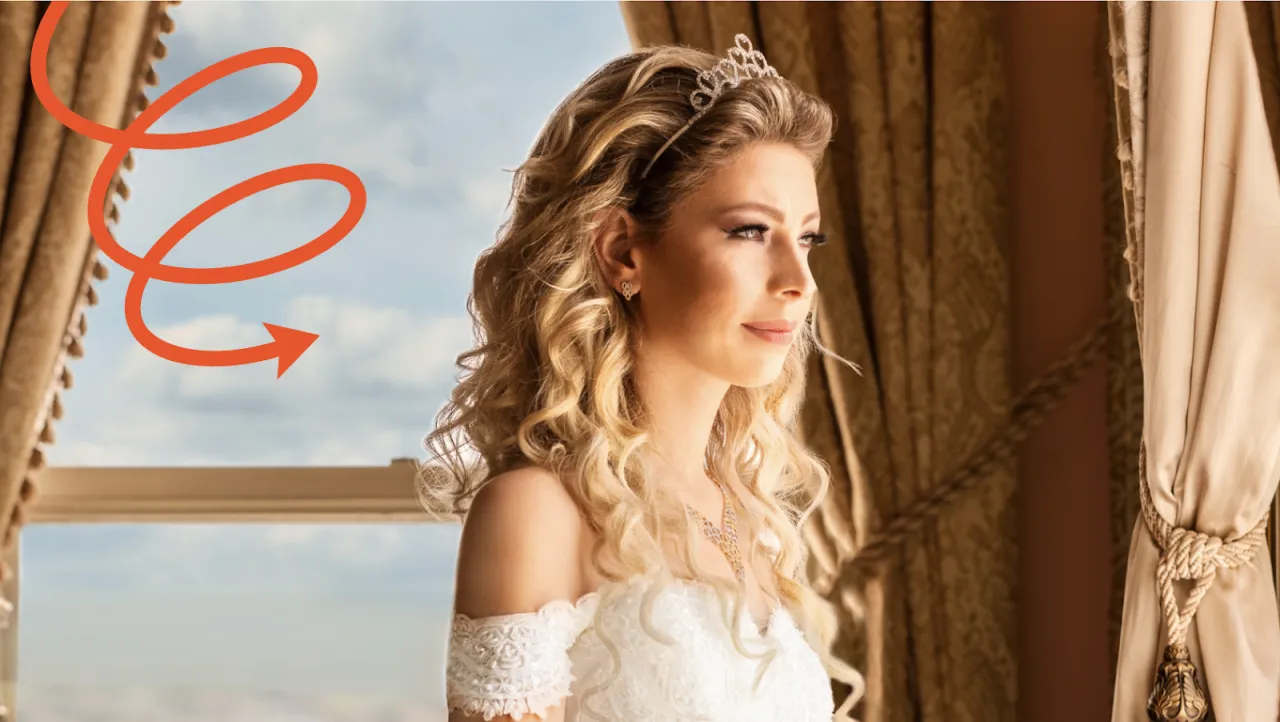 Piękna panna młoda z lokami i tiarą. Dowiedz się, jak utrwalić fryzurę na wesele, by wyglądała olśniewająco przez całą noc.