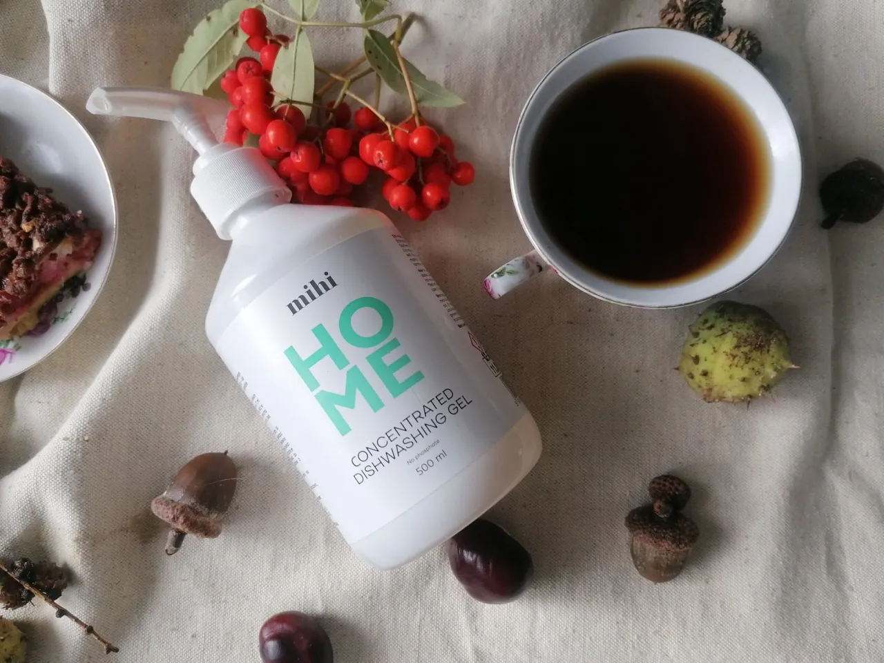 Mihi Home - czy to kosmetyki? Nie, to skoncentrowany płyn do mycia naczyń. Na zdjęciu jesienne dekoracje i filiżanka herbaty.