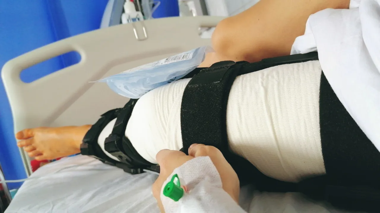 Pacjent po operacji kolana w szpitalu