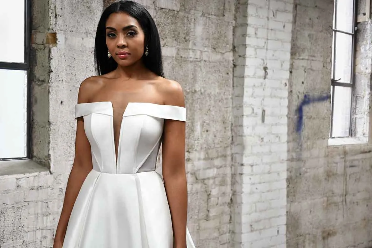 Frau in transparentem Partykleid mit Cut-Outs