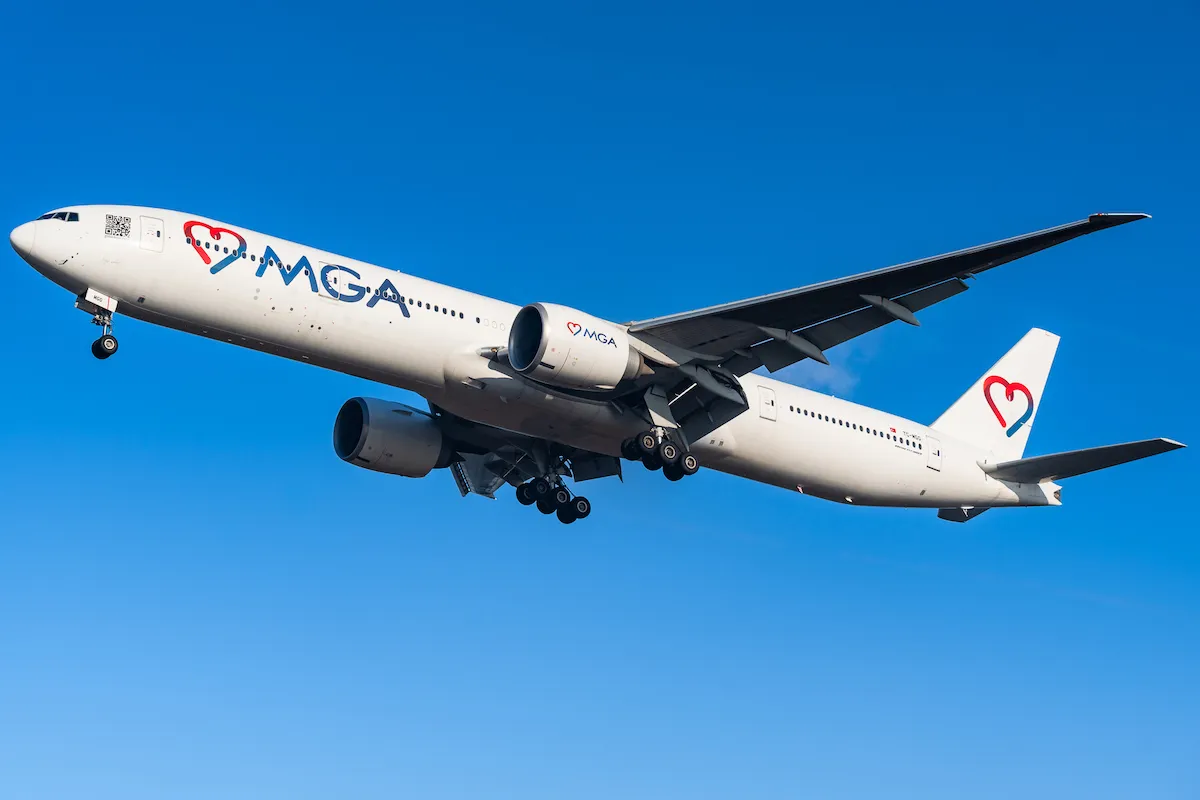Samolot MGA z sercem na ogonie, lecący na wakacje. Zastanawiasz się, ile trwa lot z Katowic do Bodrum?