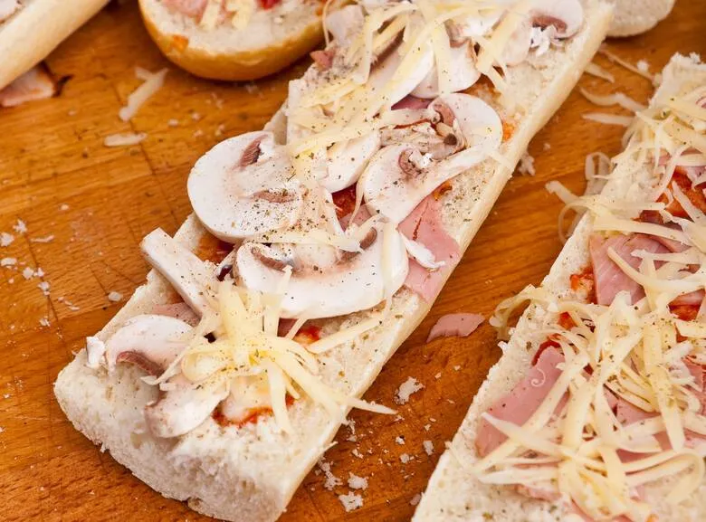 zapiekanka z pieczarkami przed pieczeniem