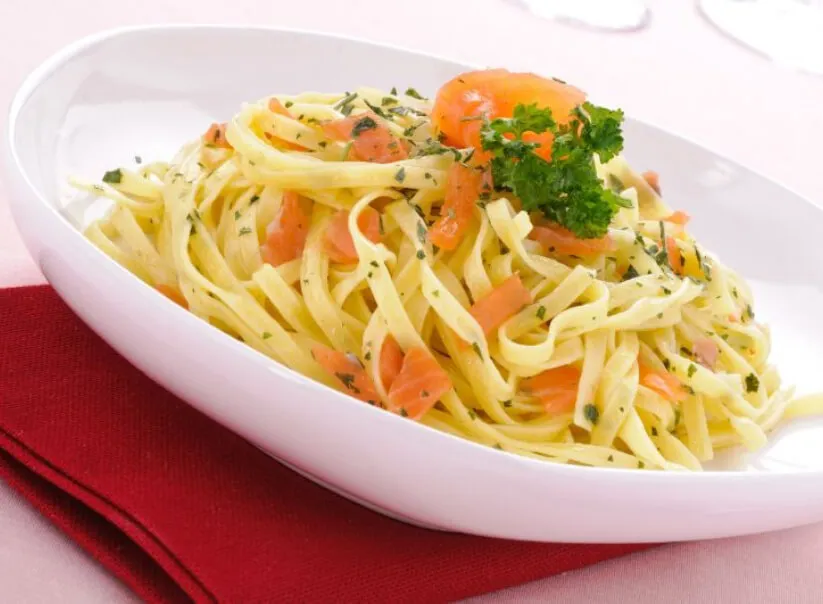 Ingredientes para pasta con salm&oacute;n ahumado estilo italiano
