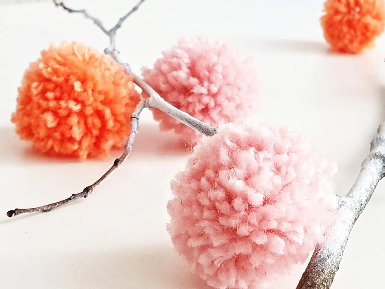 Bommel mit Gabel machen Anleitung