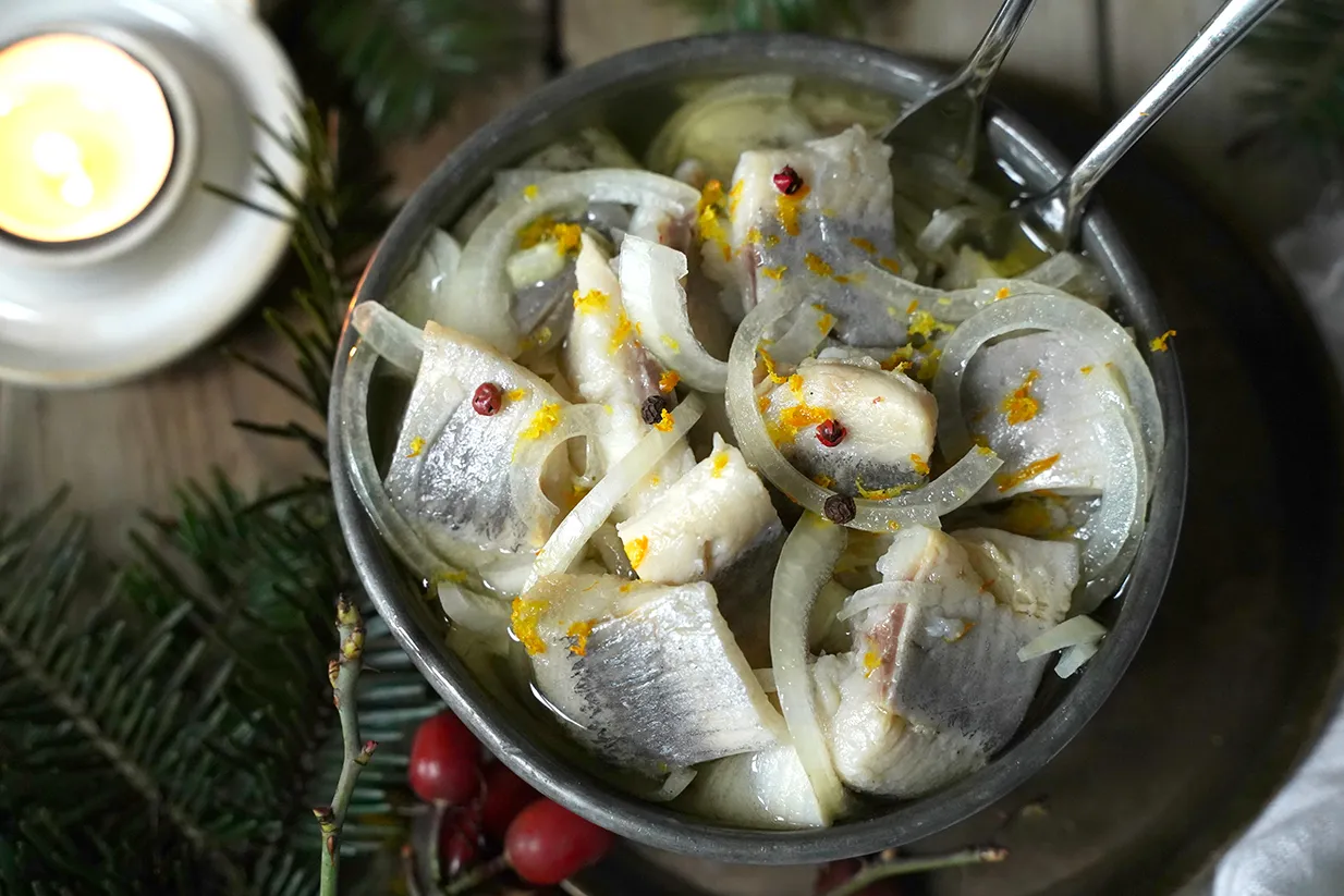 śledzie w oleju na talerzu