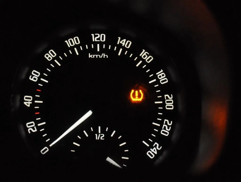 kontrolka TPMS na desce rozdzielczej