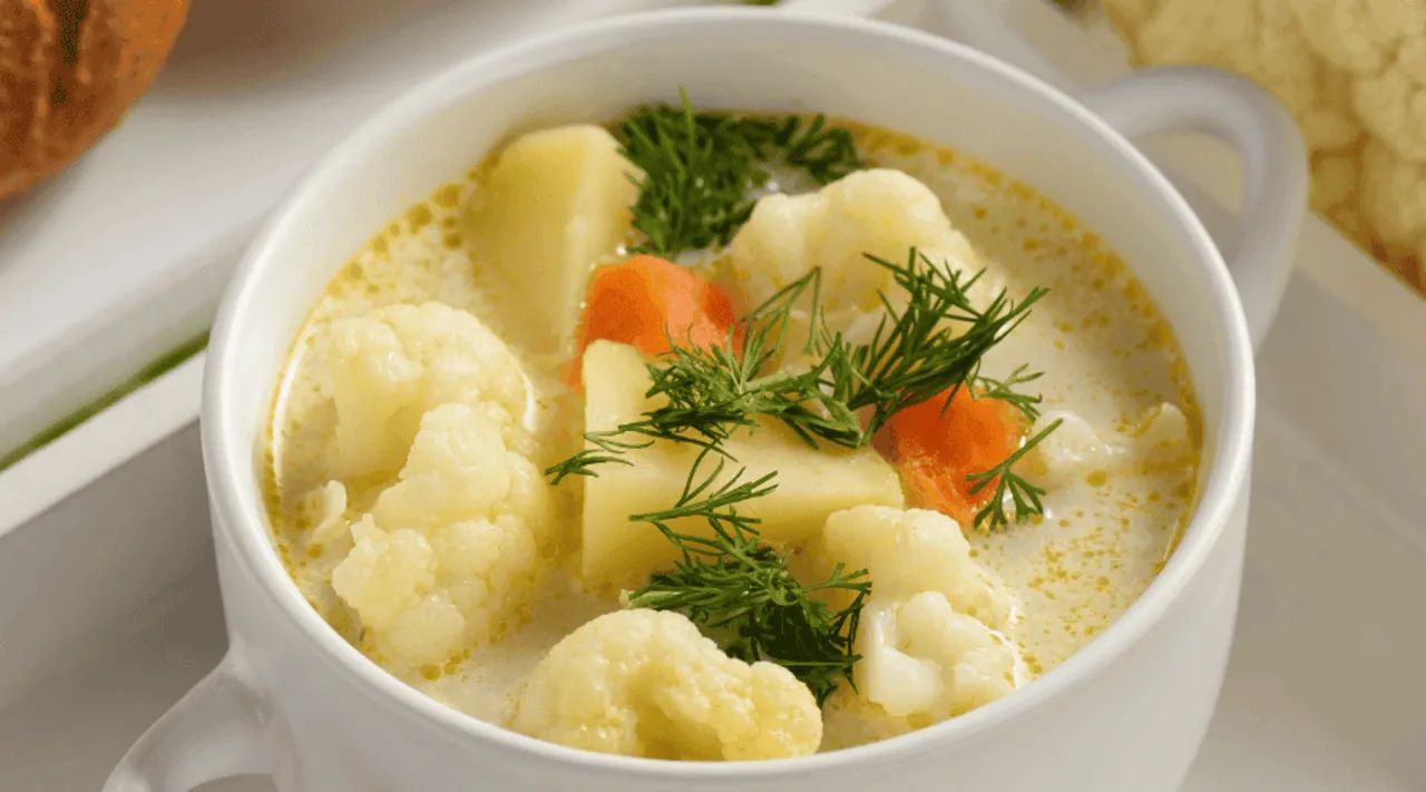 świeże składniki na zupę kalafiorową, kalafior, ziemniaki, koperek