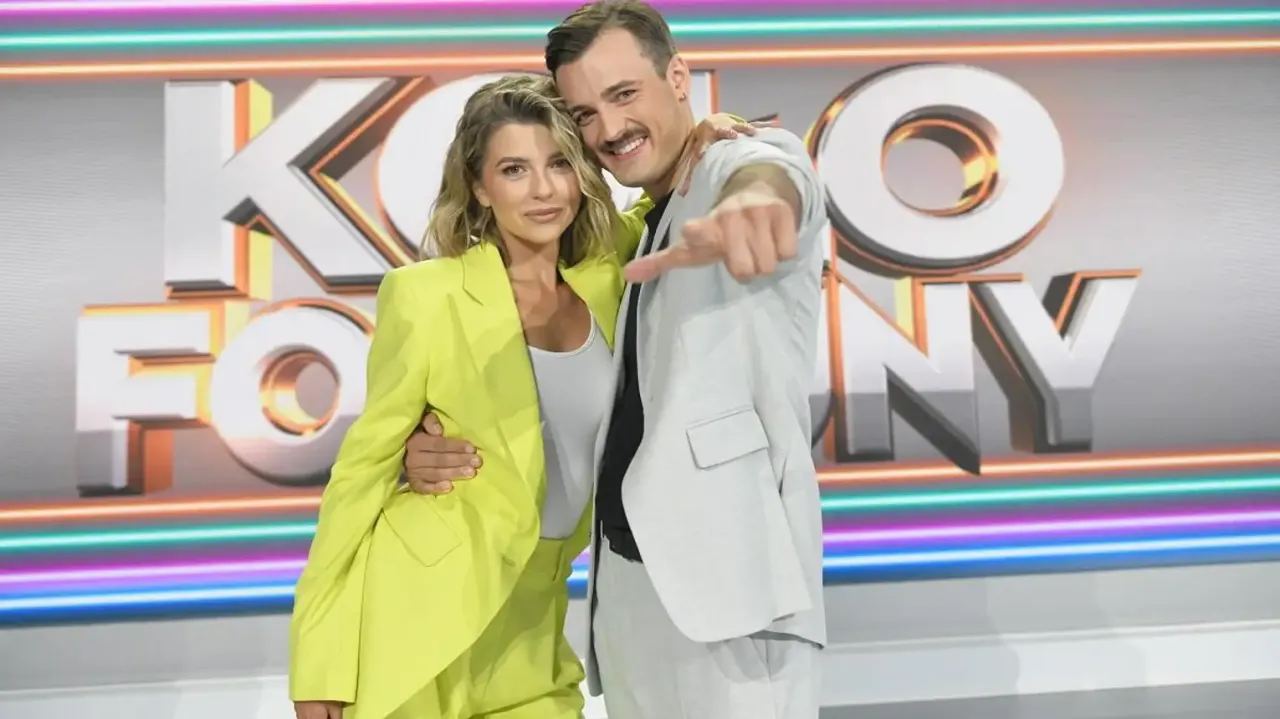 Uśmiechnięta para na tle napisu 